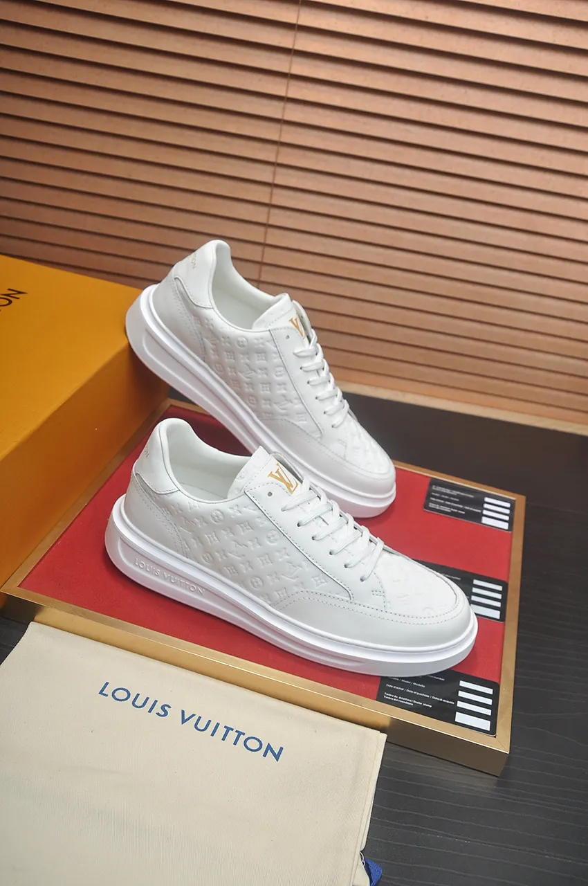 Men's men's shoes 💰640💶Original development, quality shipping, welcome to compare - LV sneaker series sports shoes introduce the loose silhouette of the ready-to-wear series into the spring and summer men's wear shows and make an eye-catching appearance. The cow leather upper is combined with rough fabric laces, and colorful beading highlights the brand's classic elements. LV letters mark the tongue and Monogram floral outsole. Mixed materials Made of top-grain cowhide, thick shoelace design, large Monogram print on the side, mesh lining and cotton feet, the comfort is as extreme as ever, premium heritage, quality first, worth owning! Size: Men’s 38-45 (45 is custom-made and cannot be returned or exchanged)